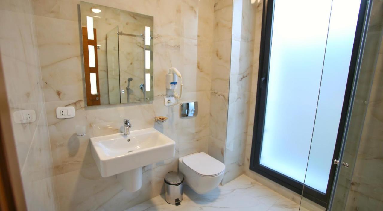 Portik Hotel Berat Esterno foto